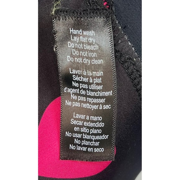 BEACH RIOT SPORT Leah Top- Tough Love Sports Bra, Black with Red Hearts, Size XL - Picture 8 of 8